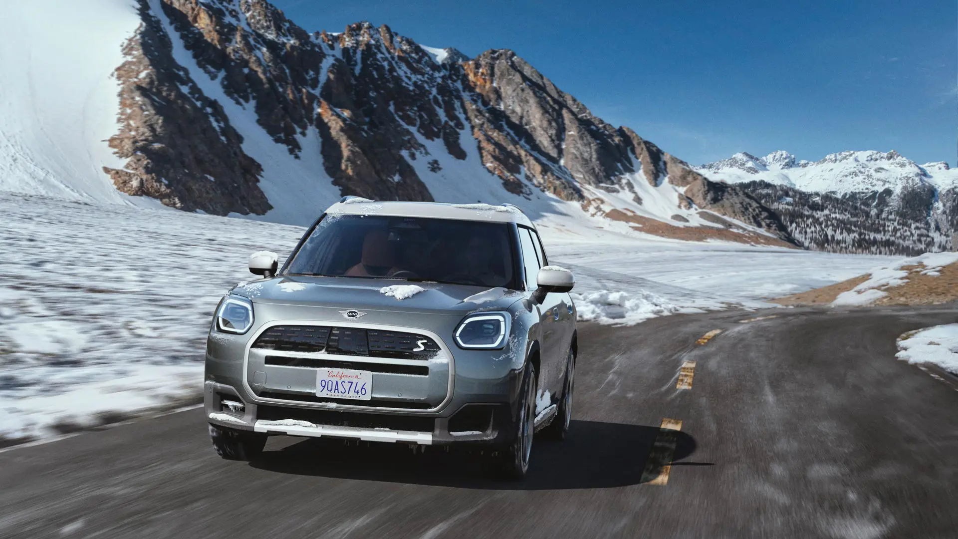 MINI Countryman na neve.