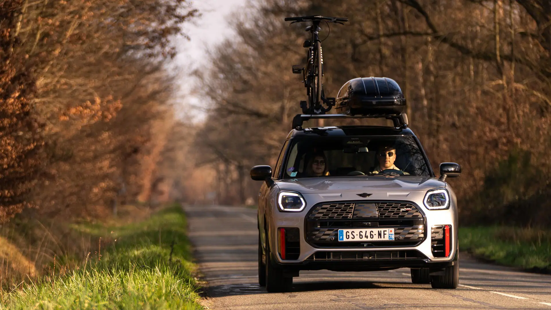 MINI Countryman com caixa de tejadilho na estrada.