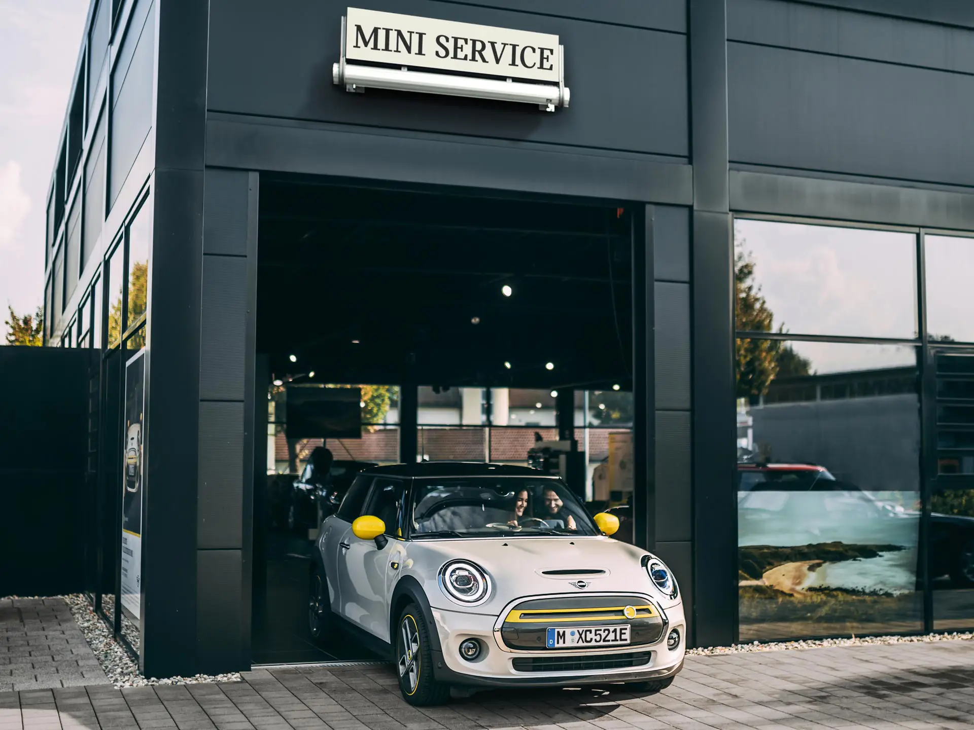 MINI a sair do Ponto de Serviço Autorizado MINI.