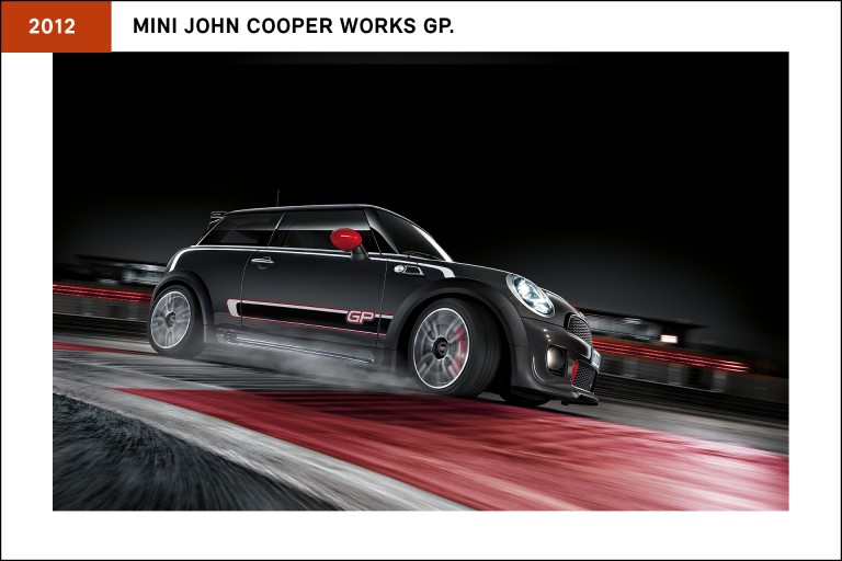 MINI John Cooper Works GP, de 2012, cor preta, retrovisor exterior vermelho.