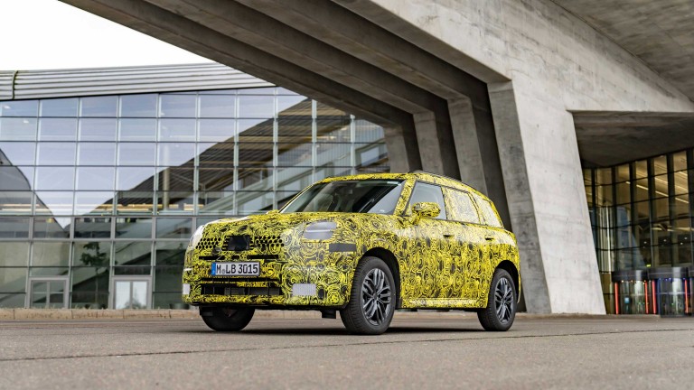  Um modelo camuflado do novo MINI Countryman em frente à fábrica do Grupo BMW em Leipzig.