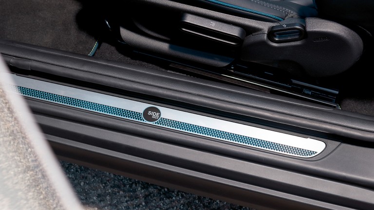 MINI Cabrio Sidewalk Edition – soleiras das portas – emblema
